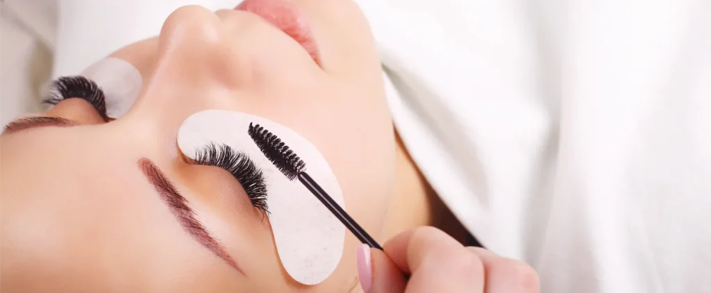 اکستنشن مژه: راهنمای کامل برای داشتن چشمانی خیره کننده