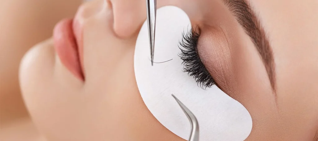 اکستنشن مژه: راهنمای کامل برای داشتن چشمانی خیره کننده