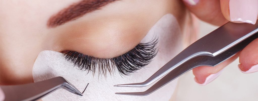 اکستنشن مژه: راهنمای کامل برای داشتن چشمانی خیره کننده