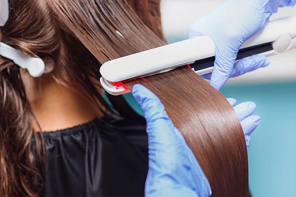 چرا موهای ما بعد از کراتینه ریزش پیدا می‌کند؟ راهکارهای پیشگیری و درمان تخصصی
