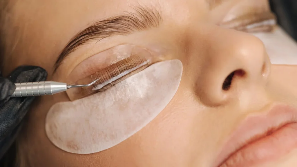 لیفت ابرو و مژه: راهنمای جامع زیبایی و تاثیرات روانشناختی آن 