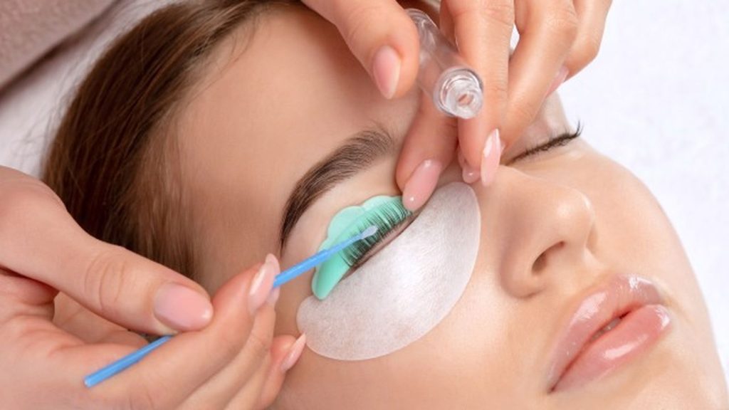 لیفت ابرو و مژه: راهنمای جامع زیبایی و تاثیرات روانشناختی آن 