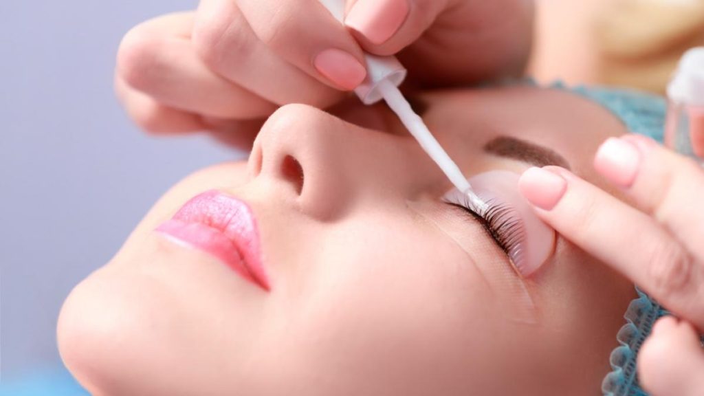 لیفت ابرو و مژه: راهنمای جامع زیبایی و تاثیرات روانشناختی آن 