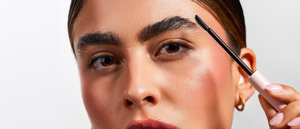 لیفت ابرو و مژه: راهنمای جامع زیبایی و تاثیرات روانشناختی آن 