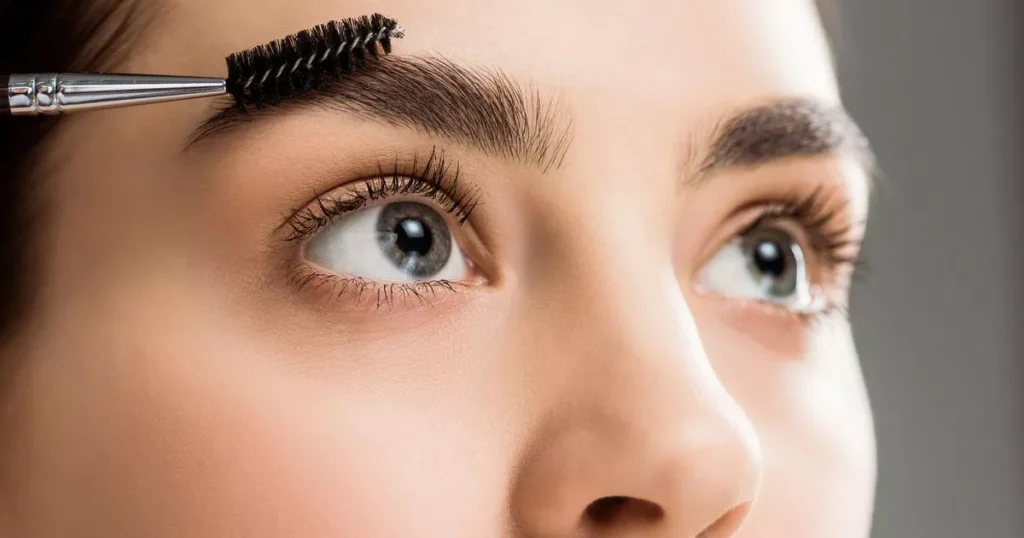 لیفت ابرو و مژه: راهنمای جامع زیبایی و تاثیرات روانشناختی آن 