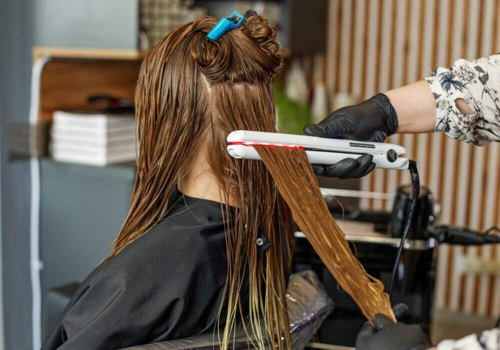 چرا موهای ما بعد از کراتینه ریزش پیدا می‌کند؟ راهکارهای پیشگیری و درمان تخصصی