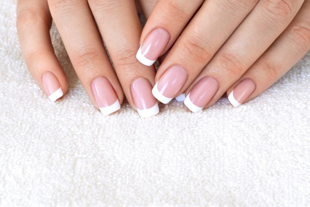 ژلیش یا لمینت ناخن؟ بررسی مزایا و معایب برای خانم‌های شاغل