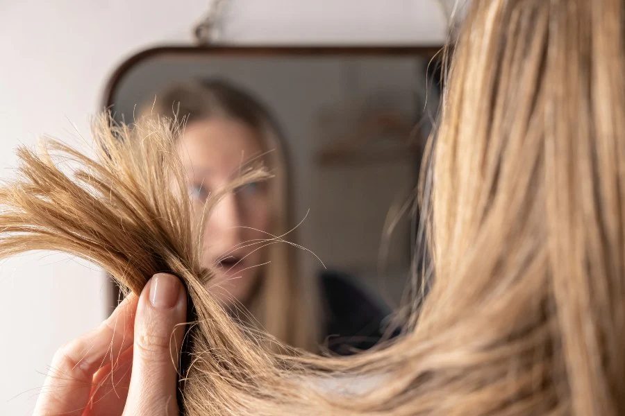 چرا موهای ما بعد از کراتینه ریزش پیدا می‌کند؟ راهکارهای پیشگیری و درمان تخصصی