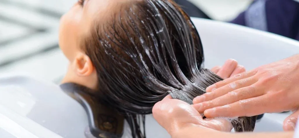 چرا موهای ما بعد از کراتینه ریزش پیدا می‌کند؟ راهکارهای پیشگیری و درمان تخصصی