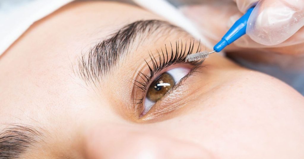 لیفت ابرو و مژه: راهنمای جامع زیبایی و تاثیرات روانشناختی آن 