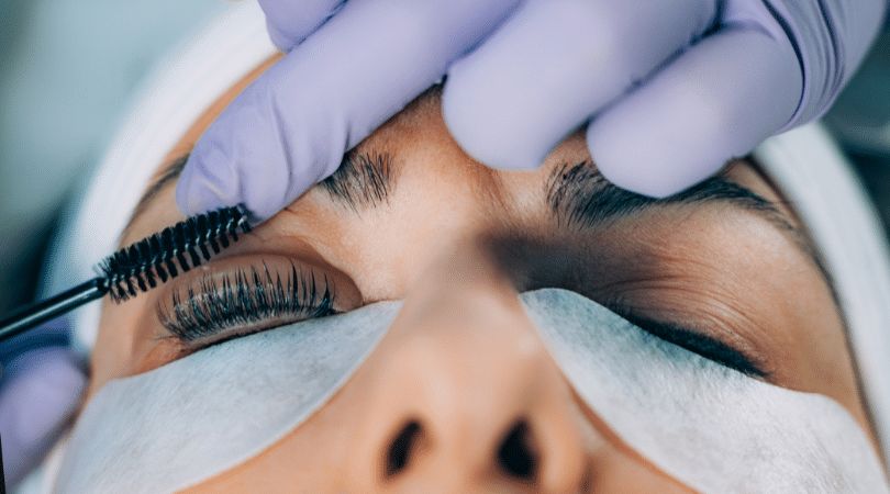 لیفت ابرو و مژه: راهنمای جامع زیبایی و تاثیرات روانشناختی آن 