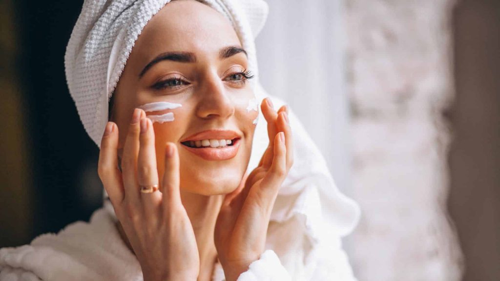 راهنمای جامع روتین پوستی مناسب بعد از پاکسازی حرفه‌ای در سالن