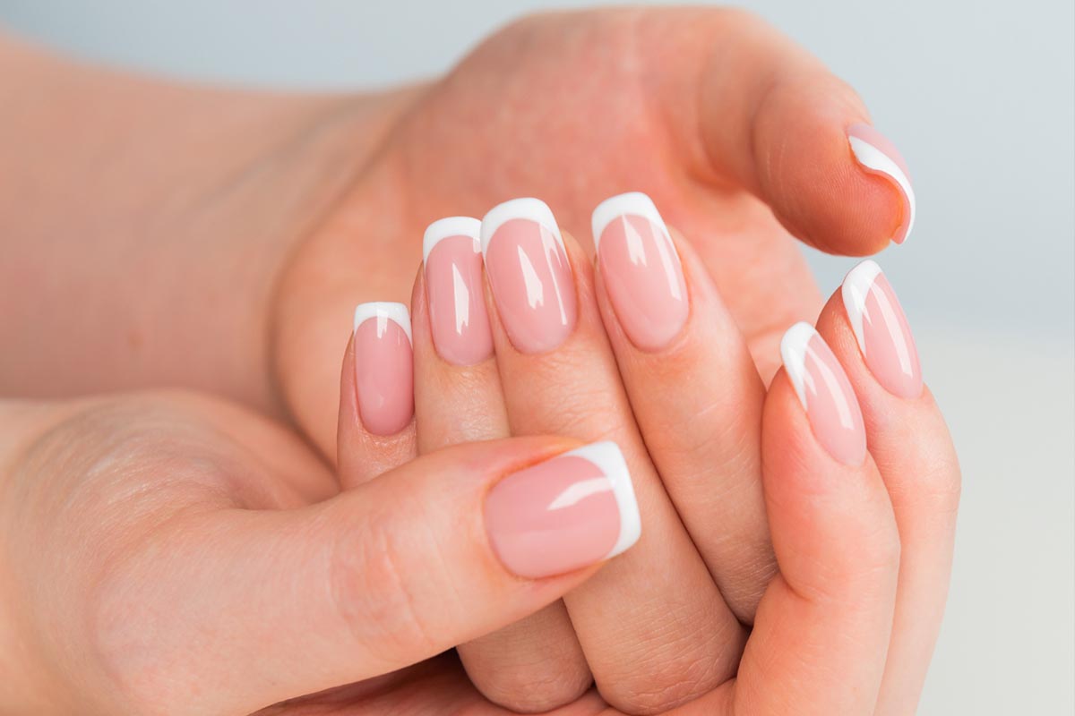 ژلیش یا لمینت ناخن؟ بررسی مزایا و معایب برای خانم‌های شاغل